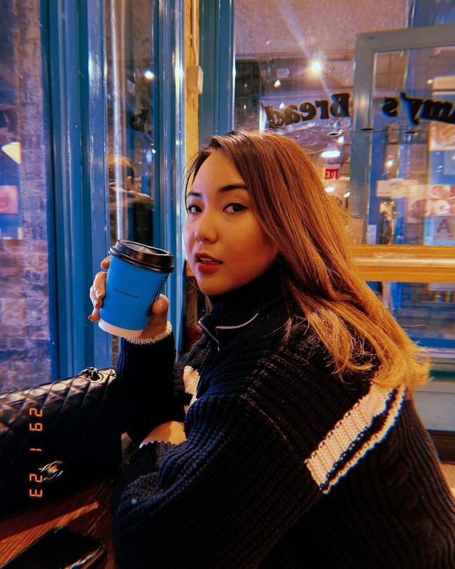 Angelica juga diketahui memiliki bisnis skincare bersama Amanda Manopo yang dinamakan Skin Soul. Dalam bisnis kecantikannya itu Angelica berperan sebagai Chief Marketing Officer. Foto: Instagram/@angelicamanopo