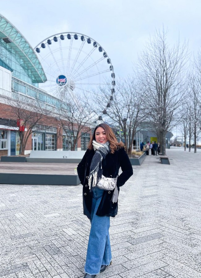 Angelica juga gemar membagikan foto-fotonya kala travelling ke luar negri. Seperti dalam foto yang satu ini, gayanya tak kalah stylish dan menawan bukan? Foto: Instagram/@angelicamanopo