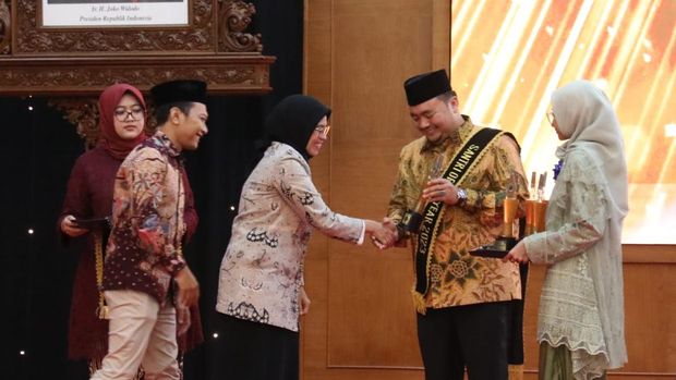Anggota KPU M Afifuddin Jadi Santri Inspiratif di Santri of The Year 2023