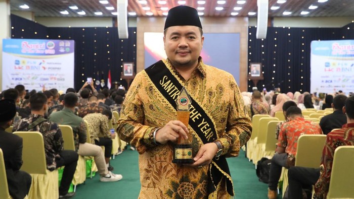 Anggota KPU M Afifuddin Jadi Santri Inspiratif di Santri of The Year 2023