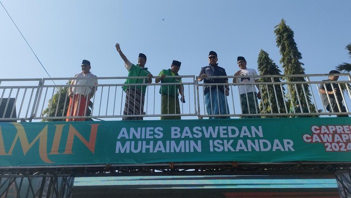 Anies Baswedan dan Muhaimin Iskandar dalam acara Jalan Sehat Santri Sarungan di Kaliwates Kidul, Jember, Jawa Timur,  Minggu (29/10/2023).