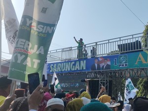 Anies-Cak Imin Jalan Sehat Santri Sarungan di Jember, Suarakan Perubahan