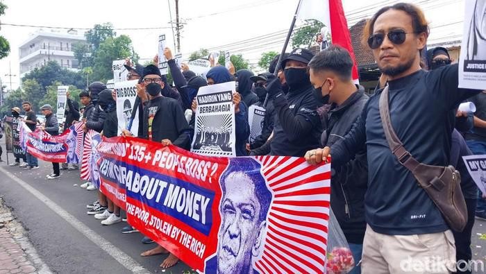 Aremania demo di kantor Arema FC pasca-Tragedi Kanjuruhan