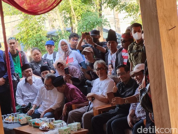 Bacawapres PDIP, Prof Mahfud Md saat memberi sambutan di acara konsolidasi relawan bersama cawapres Mahfud MD di Banguntapan, Kabupaten Bantul, DIY, Minggu (29/10/2023).