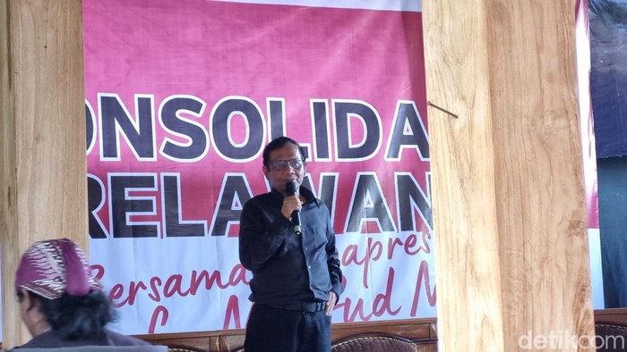 Bacawapres PDIP, Prof Mahfud Md saat memberi sambutan di acara konsolidasi relawan bersama cawapres Mahfud MD di Banguntapan, Kabupaten Bantul, DIY, Minggu (29/10/2023).