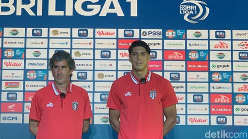 Pemain belakang Bali United Elias Dolah danpPelatih Bali United Stefano Cugurra, Minggu (29/10/2023) di Gianyar.