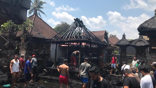 Bangunan piasan pura atau merajan milik warga di Desa Petulu, Ubud, Gianyar, Bali, ludes terbakar, Minggu (29/10/2023). (Foto : Putu Krista/detikBali)