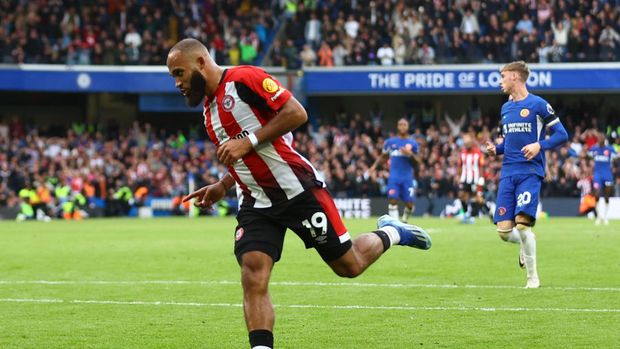 Soccer Football - Premier League - Chelsea v Brentford - Stamford Bridge, London, Britain - October 28, 2023 Brentford's Bryan Mbeumo celebrates scoring their second goal Action Images via Reuters/Matthew Childs NO USE WITH UNAUTHORIZED AUDIO, VIDEO, DATA, FIXTURE LISTS, CLUB/LEAGUE LOGOS OR 'LIVE' SERVICES. ONLINE IN-MATCH USE LIMITED TO 45 IMAGES, NO VIDEO EMULATION. NO USE IN BETTING, GAMES OR SINGLE CLUB/LEAGUE/PLAYER PUBLICATIONS.