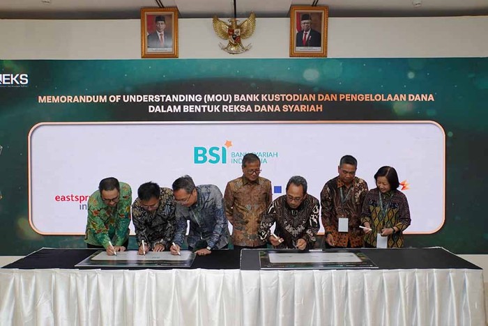 BSI Optimalkan Sinergi Bersama 15 Lembaga Keuangan Direktur Utama BSI yang juga Ketua Umum Asbisindo Hery Gunardi (kelima kiri), Direktur Departemen Ekonomi dan Keuangan Syariah Bank Indonesia (BI) Wahyu Purnama (kelima kanan), Direktur Treasuary & International Banking BSI Moh Adib (keempat kiri) bersama perwakilan perbankan syariah lainnya saat penandatangan kerja sama transaksi Sertifikat Pengelolaan Dana Berdasarkan Prinsip Syariah Antarbank (SiPA) dirangkaian acara ISEFdalam rangka Bulan Pembiayaan Syariah di JCC Senayan Jakarta, Jumat (27/10).