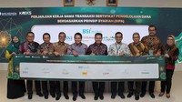 Direktur Utama BSI yang juga Ketua Umum Asbisindo Hery Gunardi, Direktur Departemen Ekonomi dan Keuangan Syariah Bank Indonesia (BI) Wahyu Purnama, Direktur Treasuary & International Banking BSI Moh Adib bersama perwakilan perbankan syariah lainnya saat penandatangan kerjasama transaksi Sertifikat Pengelolaan Dana Berdasarkan Prinsip Syariah Antarbank (SiPA) di rangkaian acara ISEF dalam rangka Bulan Pembiayaan Syariah di JCC, Senayan Jakarta, Jumat (27/10/2023). 