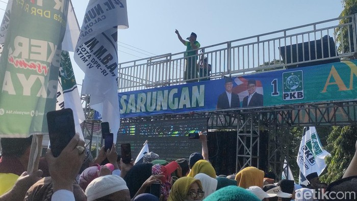 Cak Imin di acara Jalan Sehat Santri Sarungan, Jember, Jawa Timur, Minggu (29/10/2023). (Dwi R/detikcom)