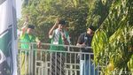 Momen Anies Berswafoto Bareng Pendukung di Jember