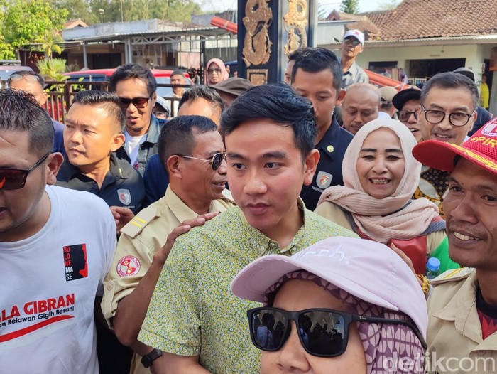 Cawapres dari Koalisi Indonesia Maju (KIM), Gibran Rakabuming Raka, saat berkunjung ke rumah produksi enting-enting di Tingkir, Salatiga, Minggu (29/10/2023).