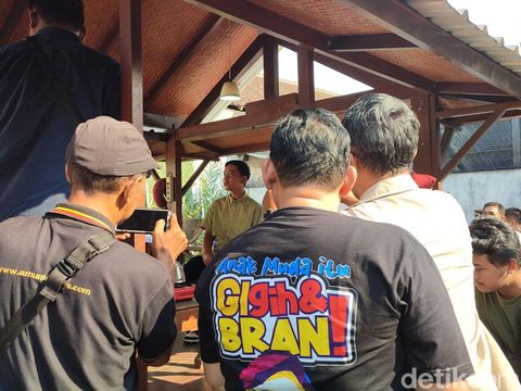 Cawapres dari Koalisi Indonesia Maju (KIM), Gibran Rakabuming Raka, saat berkunjung ke rumah produksi enting-enting di Tingkir, Salatiga, Minggu (29/10/2023).