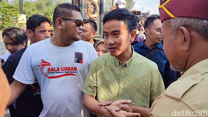 Cawapres dari Koalisi Indonesia Maju (KIM), Gibran Rakabuming Raka, saat berkunjung ke rumah produksi enting-enting di Tingkir, Salatiga, Minggu (29/10/2023).