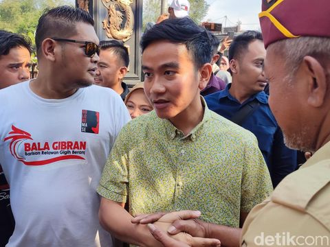 Cawapres dari Koalisi Indonesia Maju (KIM), Gibran Rakabuming Raka, saat berkunjung ke rumah produksi enting-enting di Tingkir, Salatiga, Minggu (29/10/2023).