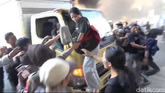 Demo mahasiswa memperingati Hari Sumpah Pemuda di Makassar.