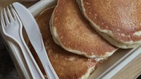 Lewat Weverse, Dita Karang sempat memamerkan foto makanan. “Buttermilk pancakes,” tulisnya. Kelihatan enak ya? Foto: Instagram @ditaemon09
