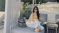 Liburan di Bali, Dita Karang menikmati momen santai di pantai. Dalam unggahan lain ia menunjukkan banyak makanan yang dipesan saat itu. Foto: Instagram @ditaemon09