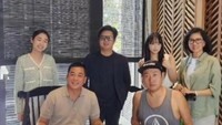 Bersama wakil CEO tempatnya bernaung, Dita Karang dan keluarga makan bersama. Mereka tampak menikmati aneka hidangan. Foto: Instagram @ditaemon09