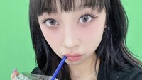 Kalau ini pose imut Dita Karang saat menikmati es kopi. Ia menikmati minuman menyegarkan itu disela-sela syuting. Foto: Instagram @ditaemon09
