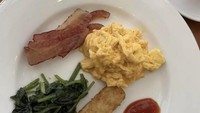 “Good morning,” tulis Dita Karang di keterangan foto. Ia mengunggah foto menu telur orak-arik, bacon, dan sayuran hijau. Foto: Instagram @ditaemon09