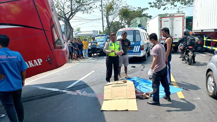Evakuasi pemotor di Tuban tewas setelah tertabrak bus