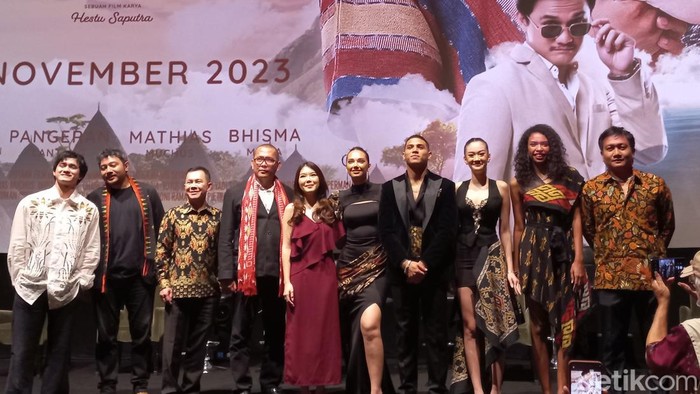 Para pemain dan tim di gala premiere film Nona Manis Sayange.