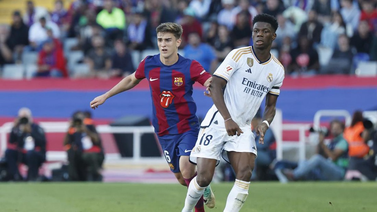 Aurelien Tchouameni di laga Barcelona vs Real Madrid. (Foto: Joan Monfort/AP)