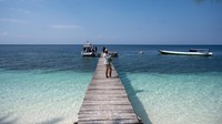 Sejumlah wisatawan berjalan di dermaga menuju perahu cepat yang akan mengangnkutnya setelah berwisata di Pantai Lukpanenteng, Kabupaten Banggai Kepulauan (Bangkep), Sulawesi Tengah, Minggu (29/10/2023).  