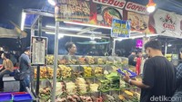 Sebanyak 63 jenis sate disusun rapi di etalase. Pengunjung bisa mengambil nampan terlebih dahulu, kemudian memilih jenis sate yang diinginkan. Pilihannya mulai dari odeng, fish cake, beef enoki, dan masih banyak lagi. Foto: Detikcom / Atiqa Rana