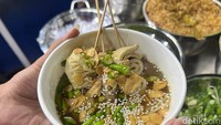 Seperti ini prosesnya jika kamu memilih sate direbus. DetikFood memesan dua mangkuk rebusan. Pertama, sate-sateannya disiram dengan kuah kaldu yang ringan dan gurih. Foto: Detikcom / Atiqa Rana