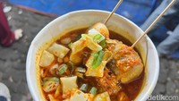Kalau suka manis, kamu bisa meminta disajikan dengan kuah tom yum. Kuahnya punya rasa pedas, asam, dan gurih yang pas. Ditambah topping pangsit goreng semakin nikmat. Foto: Detikcom / Atiqa Rana