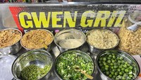 Di Gwen Grill, kamu juga bisa mengambil topping sepuasnya. Mulai dari wijen, pangsit goreng, makaroni goreng, sambal, cabe rawit, dan masih banyak lagi. Foto: Detikcom / Atiqa Rana