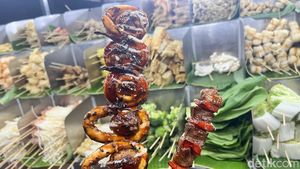 Nikmatnya Sate ala Korea di Alun-Alun Bekasi, Harganya Rp 3 Ribuan!