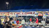 Gwen Grill menjadi salah satu jajanan yang wajib dicoba kalau kamu mengunjungi Alun-Alun Bekasi. Tempat ini menawarkan sate-satean ala Korea yang lezat dan murah. Foto: Detikcom / Atiqa Rana
