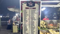 Berikut daftar harga sate-satean ini selengkapnya. Harganya dibanderol mulai dari Rp 3.000 sampai yang termahalnya Rp 40.000. Setelah bayar, kamu bisa pilih satenya mau direbus, digoreng, atau dibakar. Foto: Detikcom / Atiqa Rana