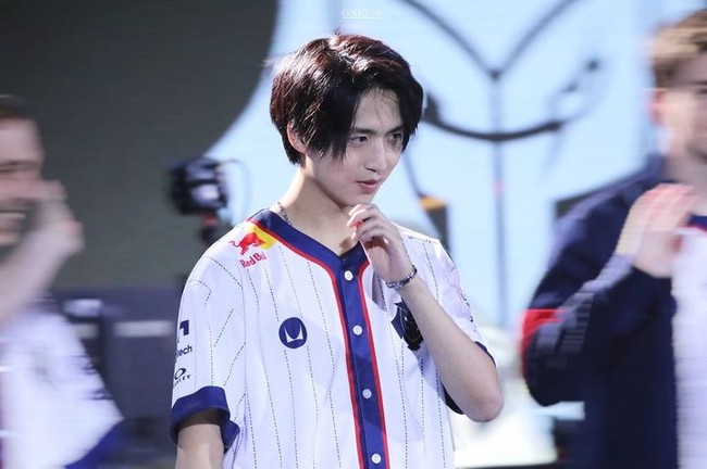 Potretnya jadi viral, penampilan Hans Sama bahkan mendapat perhatian dari non gamer. Hans sama with the biggest glowup of all time what has he been doing in 2023, Salfok Hans Sama cakep banget di sini. Waktu rambutnya diwarnain malah kek jamet, tulis netizen. Foto: Instagram Hans Sama