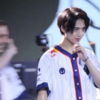 Potretnya jadi viral, penampilan Hans Sama bahkan mendapat perhatian dari non gamer. Hans sama with the biggest glowup of all time what has he been doing in 2023, Salfok Hans Sama cakep banget di sini. Waktu rambutnya diwarnain malah kek jamet, tulis netizen. Foto: Instagram Hans Sama