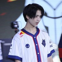 Ketika menghadiri acara Worlds Swiss Stage baru-baru ini, foto-fotonya jadi viral. Tak sedikit fans yang pangling karena penampilan baru Hans Sama yang makin tampan.Foto: Instagram Hans Sama