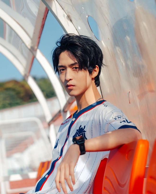 Steven Liv yang juga dikenal sebagai Hans Sama adalah pemain profesional League of Legends (LOL) asal Prancis. Pria 24 tahun yang tergabung dalam tim G2 Esports tersebut belakangan menjadi perhatian di media sosial. Foto: Instagram Hans Sama