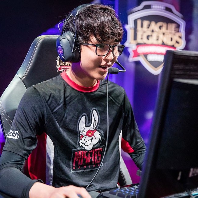 Banyak orang bilang dia jadi sangat tampan. Dia juga bermain LOL sangat bagus jadi berikan banyak dukungan pada Steven Liv, Dia melepas kacamatanya dan cat rambut adalah hal terbaik yang dia lakukan, Dia terlihat seperti idol KPop sekarang. Apa yang dilakukan? Aku pikir orang terkesan dengan dengan glow up-nya, tulis netizen. Foto: Instagram Hans Sama