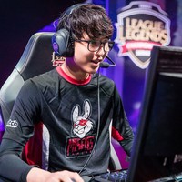 Banyak orang bilang dia jadi sangat tampan. Dia juga bermain LOL sangat bagus jadi berikan banyak dukungan pada Steven Liv, Dia melepas kacamatanya dan cat rambut adalah hal terbaik yang dia lakukan, Dia terlihat seperti idol KPop sekarang. Apa yang dilakukan? Aku pikir orang terkesan dengan dengan glow up-nya, tulis netizen. Foto: Instagram Hans Sama