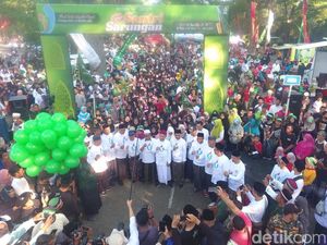 Ribuan Warga Kota Kediri Jalan Sehat Sarungan Peringati Hari Santri