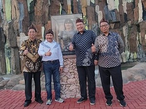 Kala Hendropriyono Ajak CT Menengok Replika Air Terjun Madakaripura