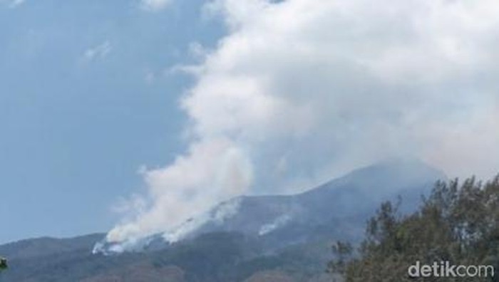 Kebakaran Gunung Merbabu pada Minggu (29/10/2023). Foto diunggah Minggu (29/10/2023).
