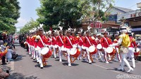 Mulai dari drum band, mobil hias, dokar wisata hingga tarian tradisonal juga ikut memeriahkan acara tersebut.