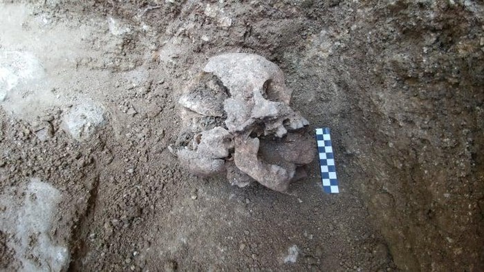 Kerangka yang ditemukan dengan batu di mulutnya saat dikubur