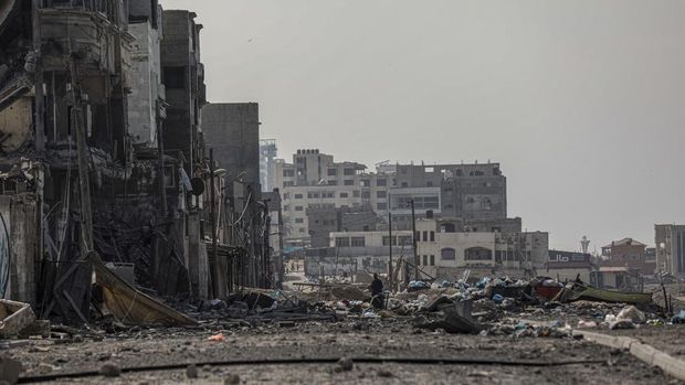 Kerusakan bangunan akibat serangan udara Israel yang masih berlangsung di Kota Gaza, Sabtu 28 Oktober 2023. (AP Photo/Abed Khaled)