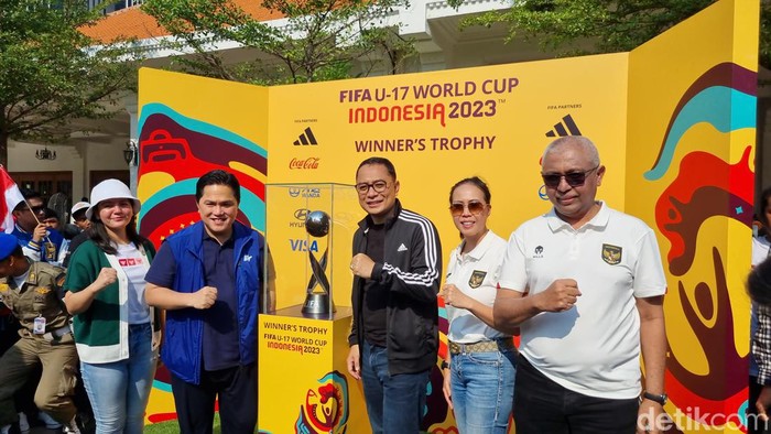 Ketum PSSI Erick Thohir mengapresiasi sambutan masyarakat di Trophy Experience Piala Dunia U-17 di Surabaya